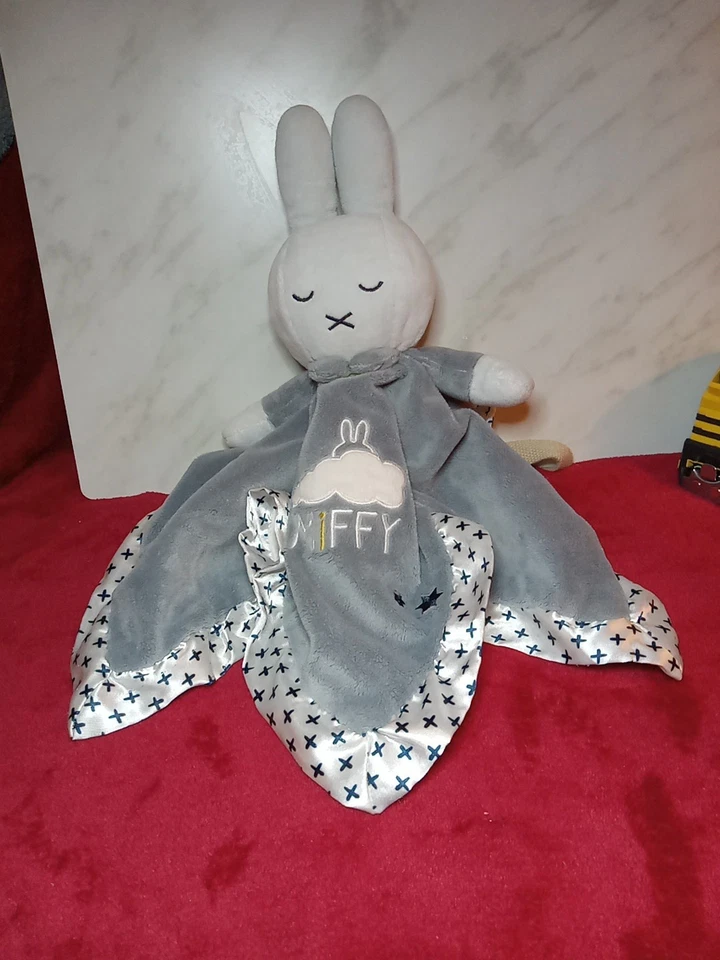 Manta Lovey Toy Bunny Baby Miffy Gris Nube Douglas Acurrucarse Borde Satinado Foto 2 de 4