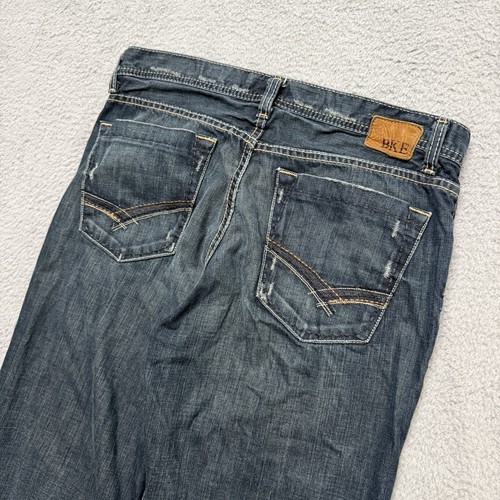 Pantalones de mezclilla con hebilla BKE Tyler para hombre talla 36x33 Bootcut lavado oscuro desgastados descoloridos - Imagen 2 de 20