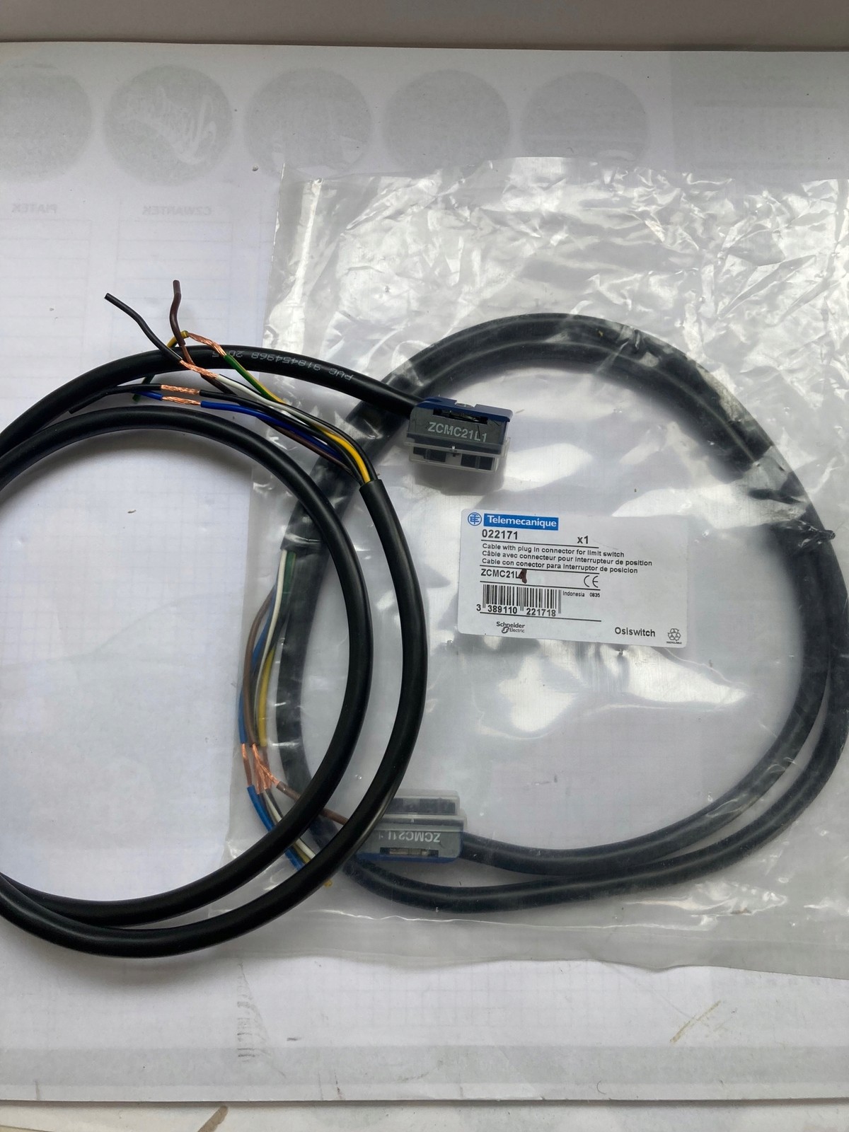 Cable with Telemecanique ZCMC21L1 Connector