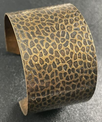Vintage 1.8” Wide Textured Animal Print Metal Cuff Bracelet - Picture 1 of 3