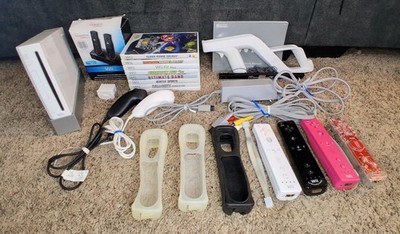 Nintendo Wii Console Bundle w/ 8 Games, Controllers & Nunchucks