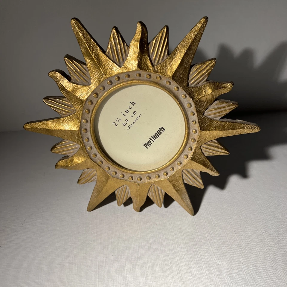 Marco de fotos Pier 1 Imports dorado Sunburst resina 2,75” (6,9 cm) pequeño vintage Foto 4 de 4