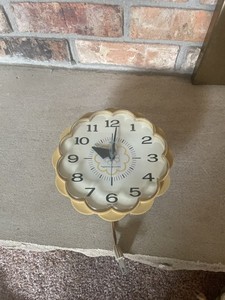 General Electric model 2151 electric GE mustard yellow wall clock working cond