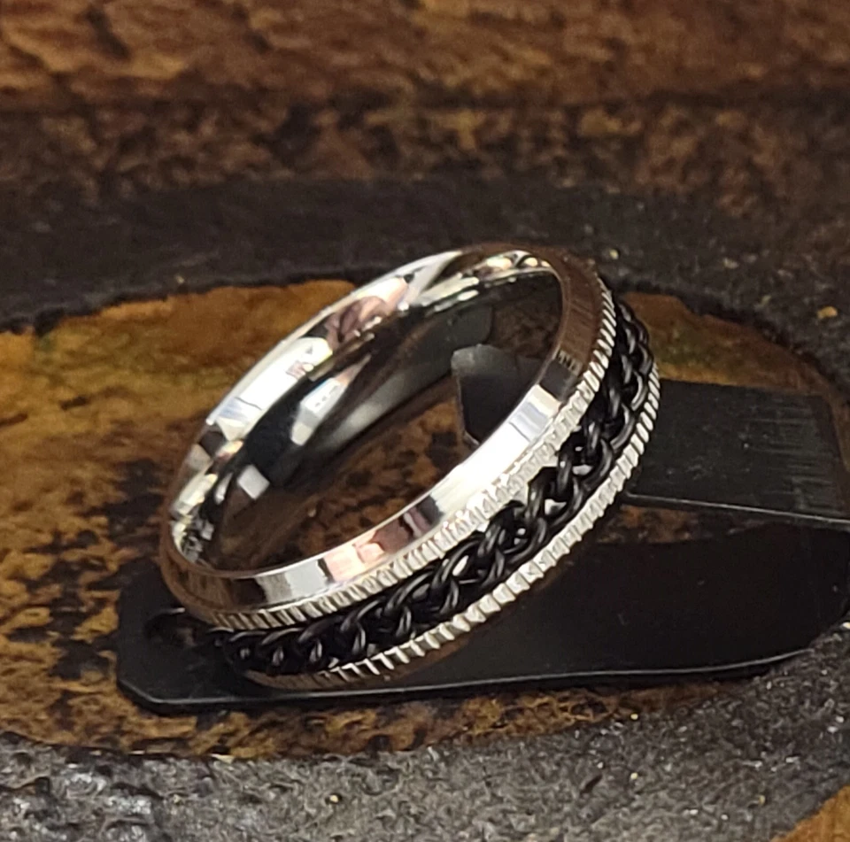 Anillo de promesa giratorio con cadena personalizado grabado para hombre o anillo de boda Foto 3 de 4