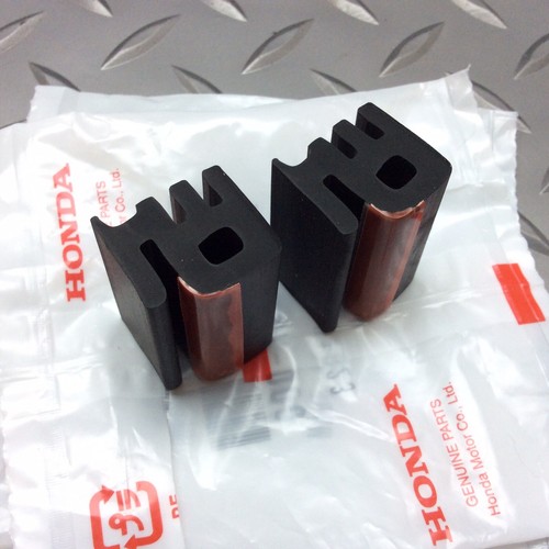 Honda VFR400 NC30 / RVF400 NC35 / Fuel Tank / Side Rubber Mounts / Pair x2 - Picture 2 of 4