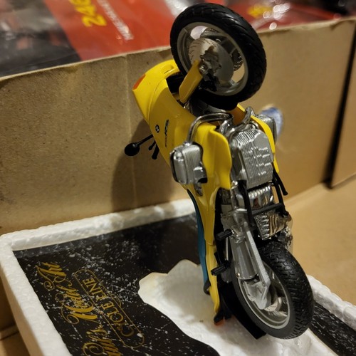 - Minichamps moto 1/24 B M W - RS 1100 Jaune, SELLE bleu turquoise - Foto 11 di 13