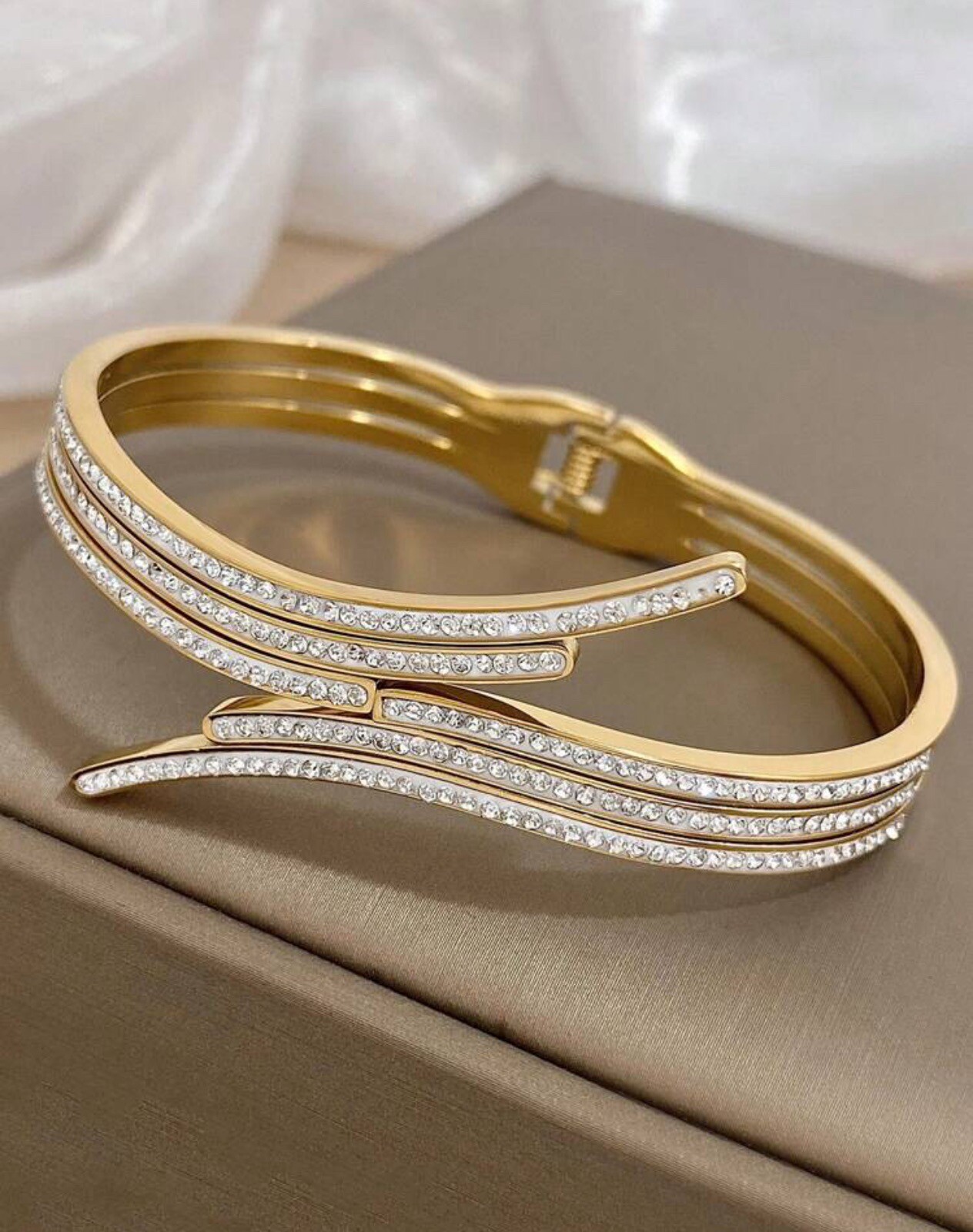 Bracelet jonc doré anti-noircissement en acier inoxydable hypoallergénique et zircon femme