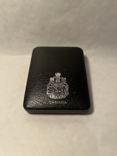 Library Parliament Canadian Empty Clam Shell Case/Box Red Felt - No Coin/Insert