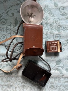 Flash fotográfico original AGFA Synectron de 1953 con funda de cuero