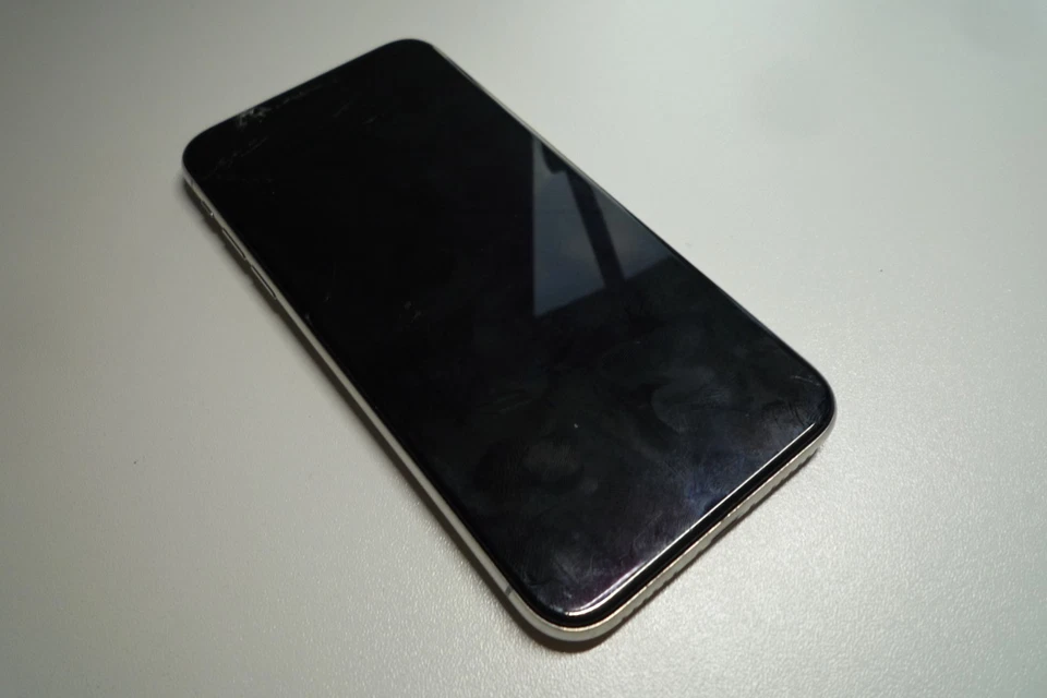 Apple iPhone X - 64GB - Silver (Unlocked) A1901 (GSM) - Image 3 of 4