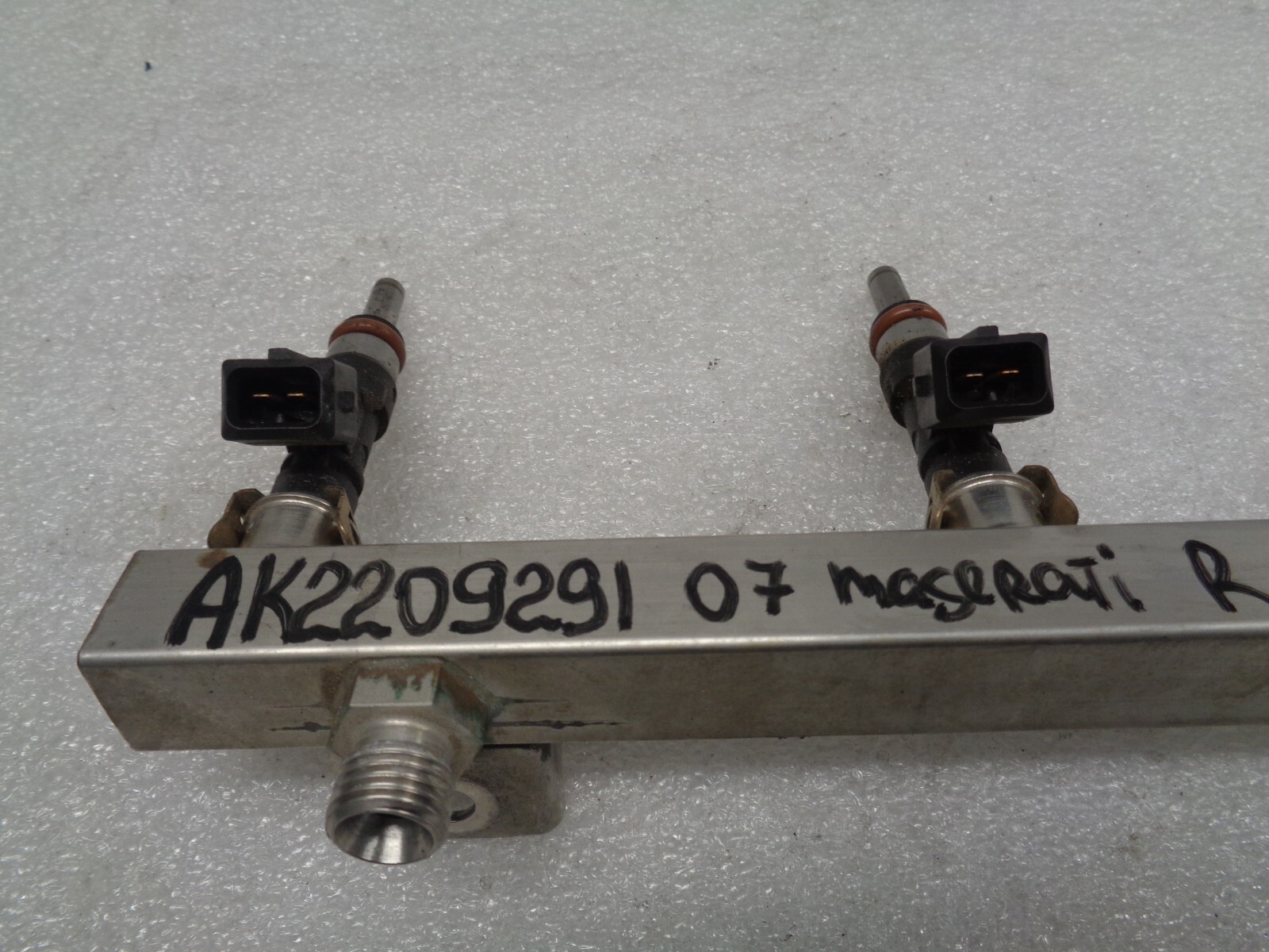 04-08 Maserati Quattroporte 4.2L Right Side Fuel Rail w/ Injector OEM AK2209291