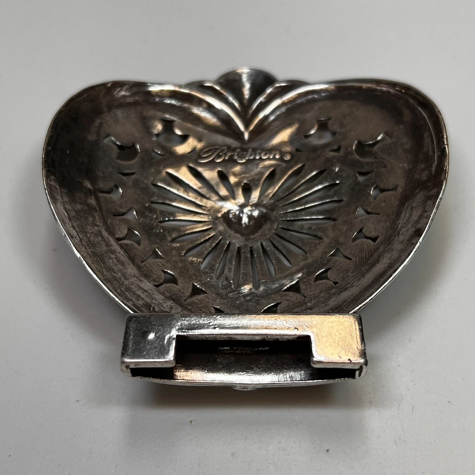 Cubierta de luz nocturna Brighton en forma de corazón tono plateado detalles de filigrana de metal Foto 2 de 4