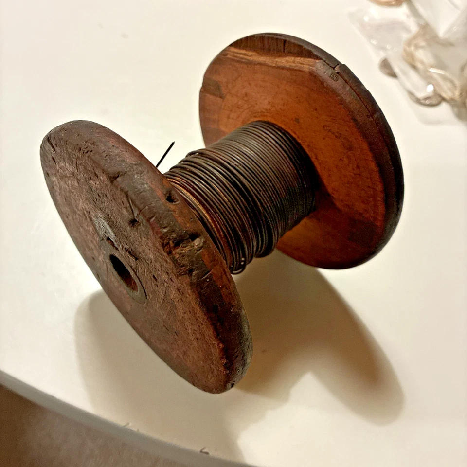 Carrete industrial plano de madera primitivo vintage con alambre negro recocido Foto 3 de 4