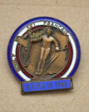Insigne, broche ESF école de ski Français " UCPA le Tour " Augis Lyon