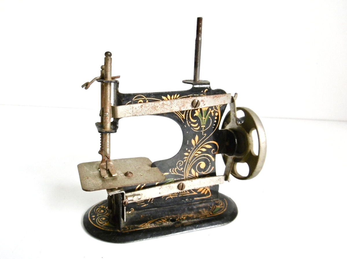 Ancienne Petite Machine à Coudre Jouet – Époque 1900 – Hauteur 13 Cm – Occasion