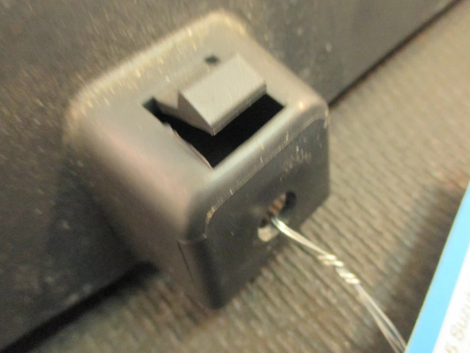 Suzuki Aerio SX 2005 camioneta lado derecho del pasajero cubierta de privacidad panel de montaje moldura Foto 4 de 4