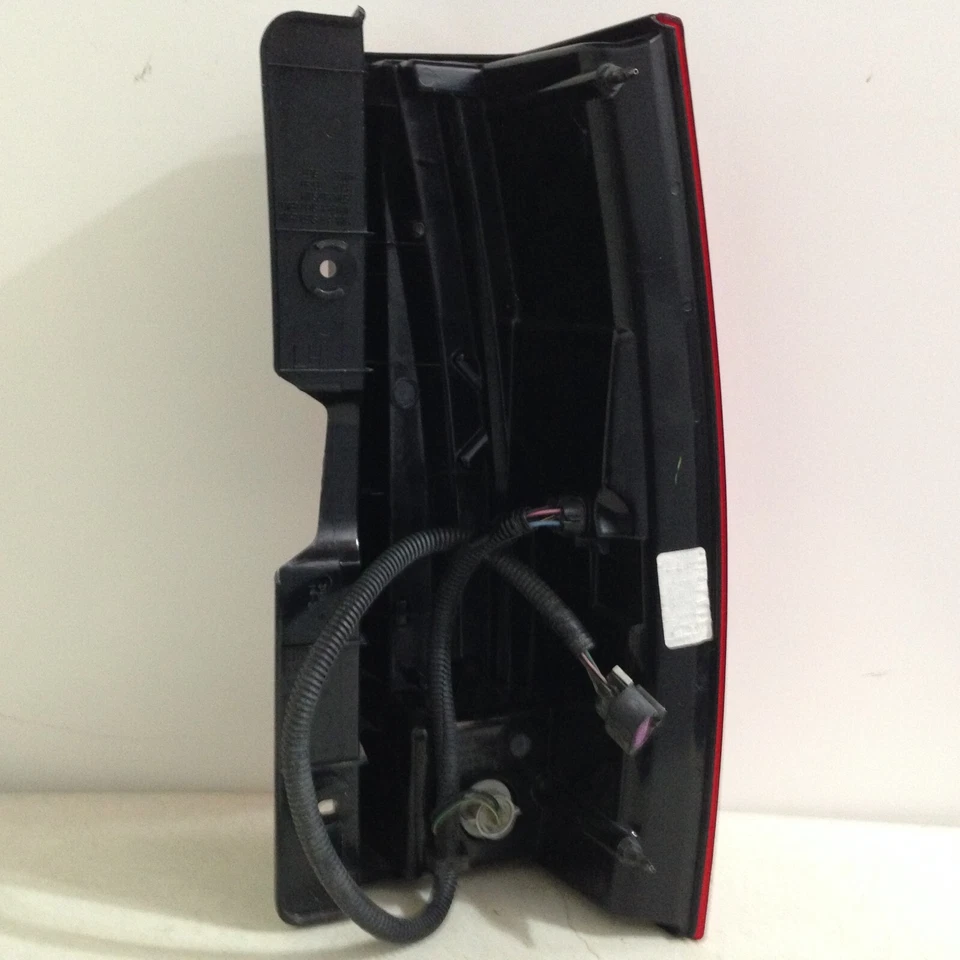 Luz trasera izquierda del conductor 22884387 OEM brillante Cadillac Escalade/ESV 2007-2014 Foto 2 de 4