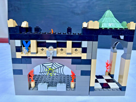 LEGO Harry Potter Chamber of the Winged Keys 4704 w/instructions & minifigures