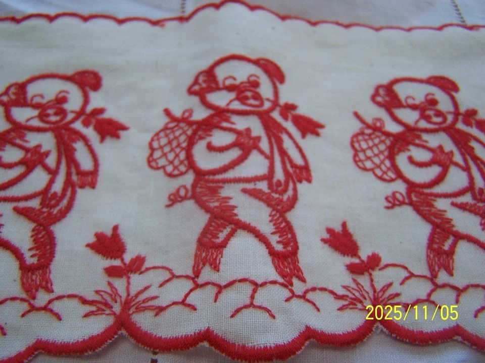 Bordure de cheminée ou d'étagère lin brodé rouge scène de petits cochons. Réf M1 - Photo 2/4