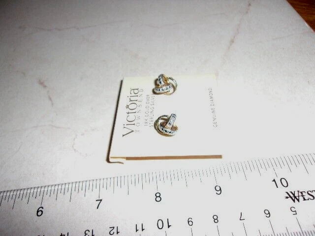 Victoria Townsend Sterling Silver Gold Plated Diamond Accent Knot Stud Earrings Foto 3 de 4