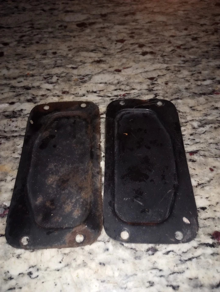 Toyota Corolla 1978 limpiaparabrisas motor orificio de servicio cubierta OEM. Foto 4 de 4