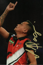 DARTS: LOURENCE ILAGAN 'THE GUNNER' SIGNED 6x4 ACTION PHOTO+COA **PROOF**