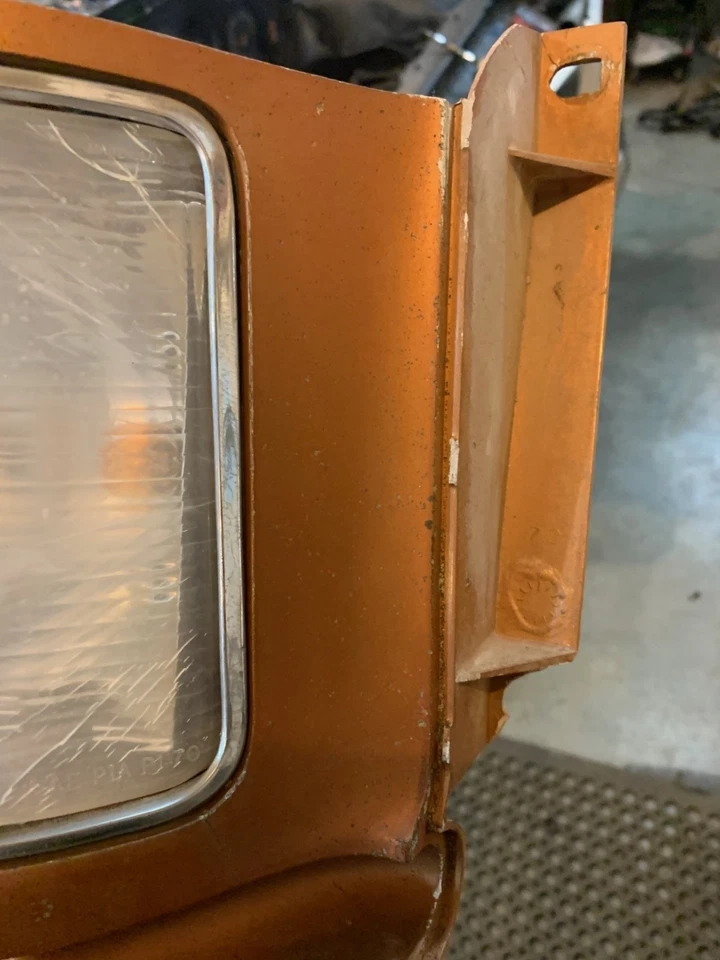 Pontiac 480661 1971-1972 GP SJ RH guia de extensão de carcaça de luz de estacionamento de fibra de vidro - Imagem 2 de 4