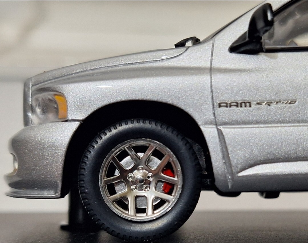 WOW Dodge RAM SRT-10 Quad Cab 2005 Silver 1:43 Spark S0861