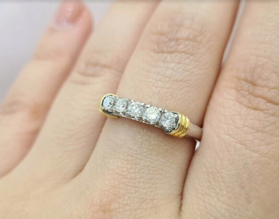 Anillo de boda de diamantes naturales de corte redondo de 0,50 quilates enchapado en oro de dos tonos de 14 K Foto 4 de 4