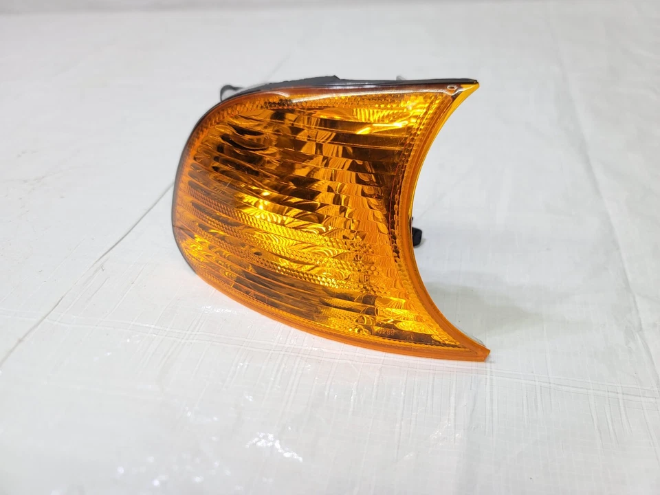 2003 BMW M3 Turn Signal Light Lamp Right Passenger Side OEM 0-311-329-012 Foto 3 de 4