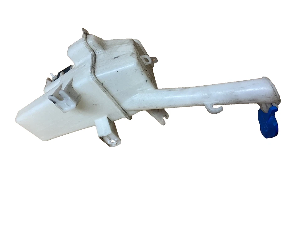 2012 Hyundai Veloster  Windshield Washer Fluid Reservoir Bottle OEM — 第 3/4 张图片