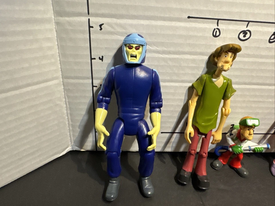 Lote de figuras de acción Scooby Doo Shaggy, Velma, Daphne y Phantom Racer + PVC Foto 2 de 4