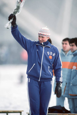Karin Enke winkt der Menge Frauen Eisschnelllauf Olympische Winterspiele - 1984 4x6 Foto