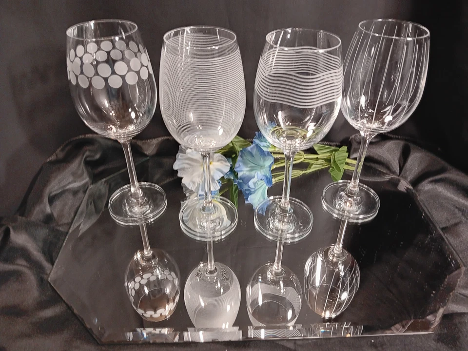 Juego de 4 copas de vino blanco Mikasa CHEERS diseños grabados individualmente 8 3/4 Foto 2 de 4