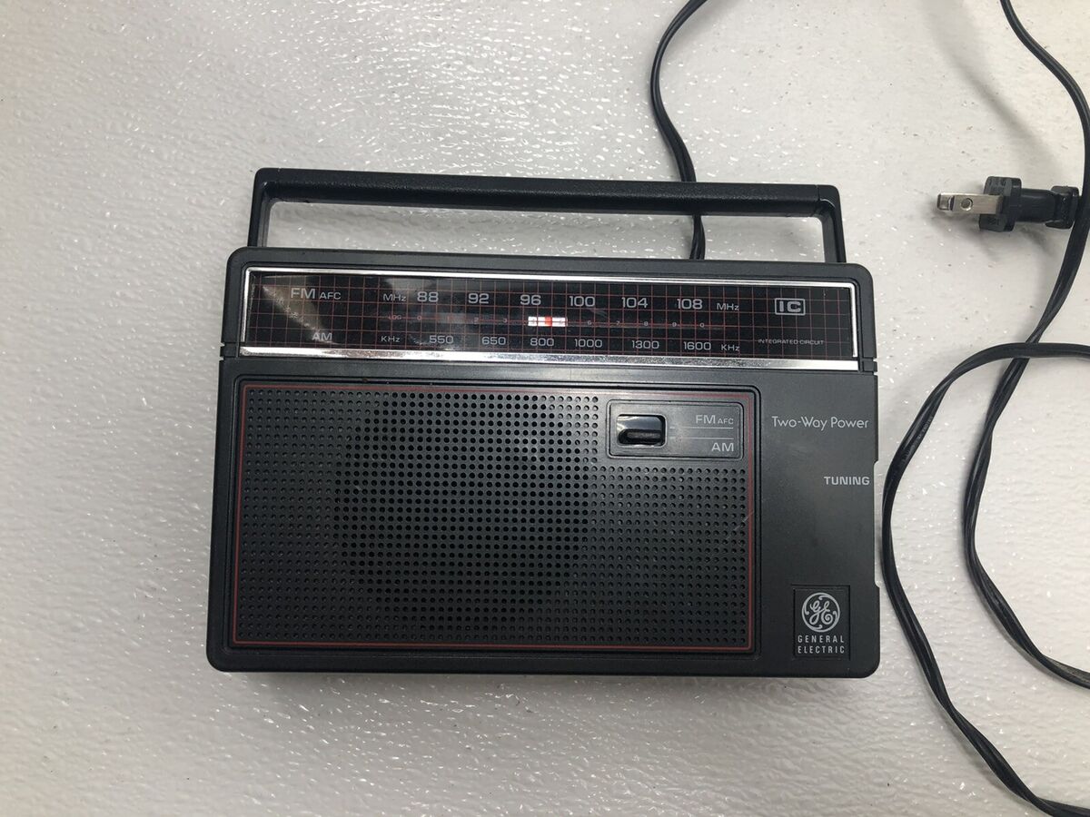 Vintage General Electric Black Model GE 7-26600 AM FM Vintage General Electric Black Model GE 7-26600 AM FM