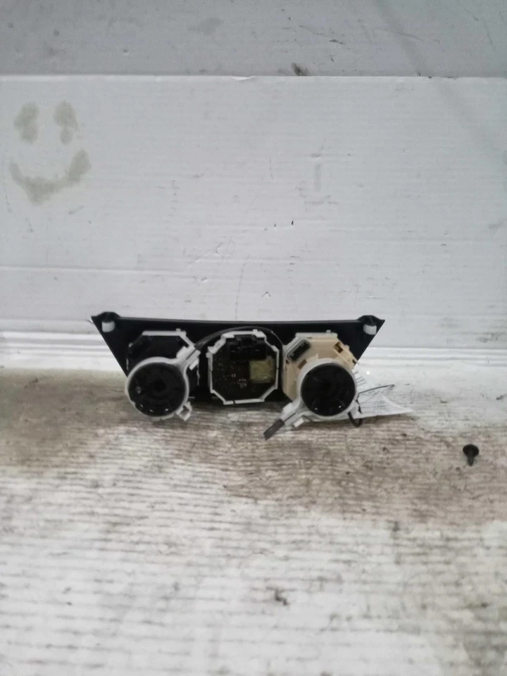 Used A/C Selector Switch fits: 2016 Toyota Rav4 manual temperature control w/AC Foto 2 de 4