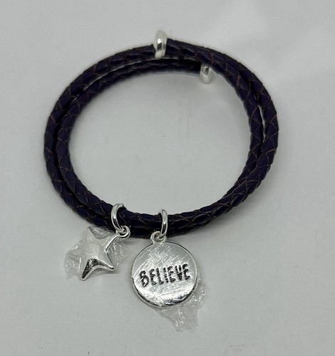 Pulsera de cuero trenzado envolvente púrpura con dijes en tono plateado - CREE Y ESTRELLA - Imagen 2 de 3