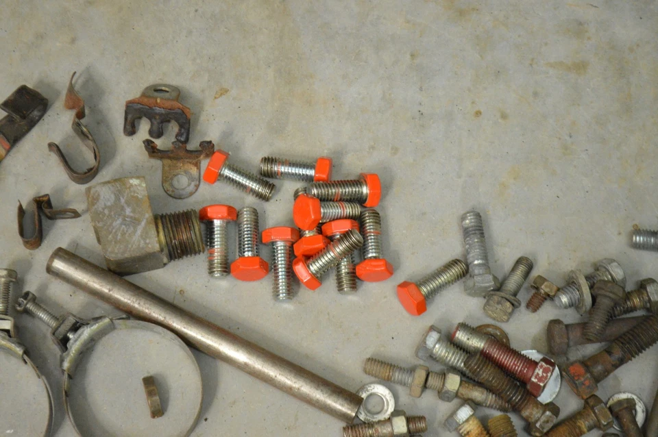 Lote de herrajes Corvette 1963 originales pernos de motor tuercas abrazaderas retenedores ¡11+ libras! Foto 3 de 4