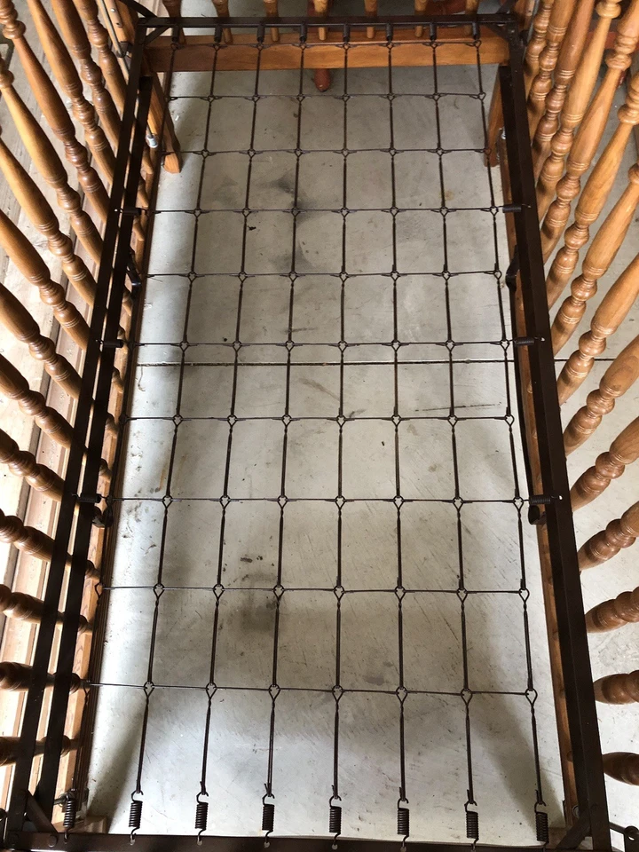 Crib, Bassett, Solid Wood, Vtg, For Re-purposing or original use - Image 4 of 4