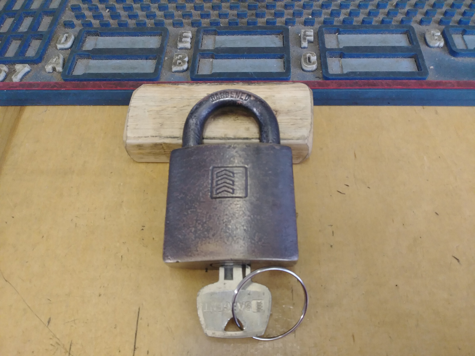 antique/vintage sargent padlock  new key padlock all original