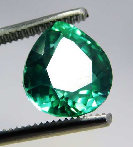 Émeraude colombienne taille octogonale vert fluo 2,34 carats