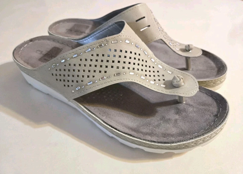 FLEXUS BY SPRING STEP SZ 40 (9) WOMAN BLING BEIGE & WHITE THONG OPEN TOE SANDALS - Image 3 of 4