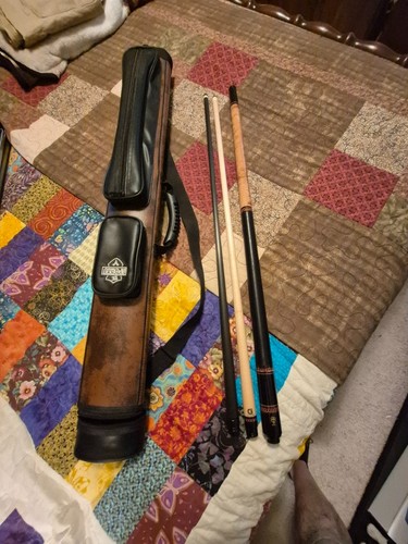 McDermott G225 pool cue, Extra shaft and case.