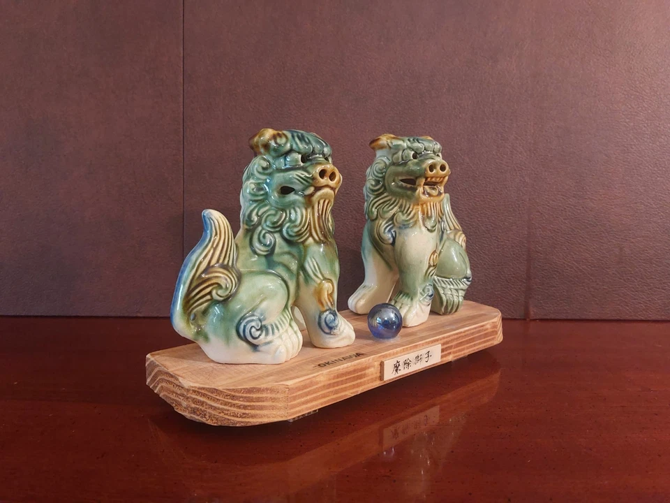 Par de Foo Dogs vintage de cerámica/porcelana esmaltada en detalles verde jade y ocre Foto 2 de 4