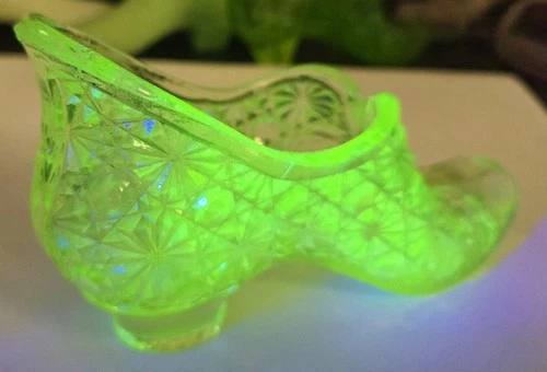 FENTON Glass DAISY & BUTTON Vaseline Slipper Shoe Boot Uranium Glow #114
