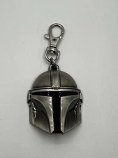 THE MANDALORIAN HELMET KEYCHAIN - Star Wars, Lucasfilms Official Disney Keychain