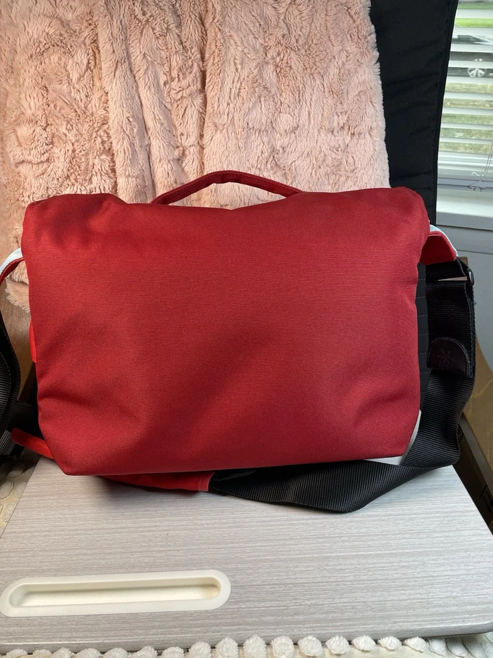 Bolso para cámara Crumpler The Seven Million Dollar Home correa para el hombro rojo con interior azul Foto 3 de 4