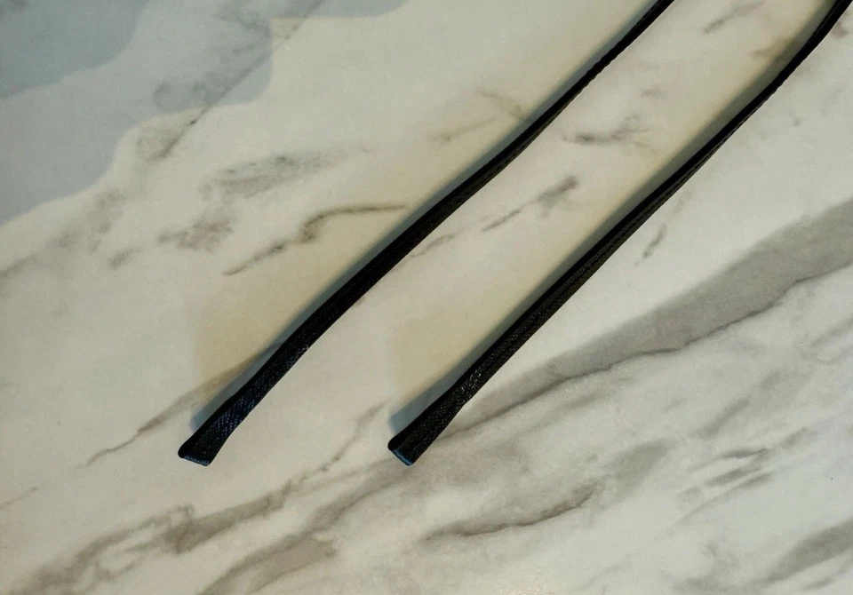 Gravata Bolo de Couro PRADA Saffiano Preta - Logotipo Triangular - Imagem 3 de 3