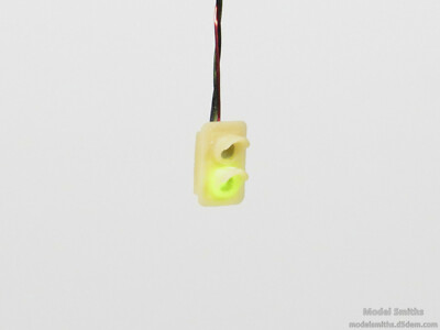 HO Scale Traffic Light / Signal - Red/Green Vertical with Metal Bezel