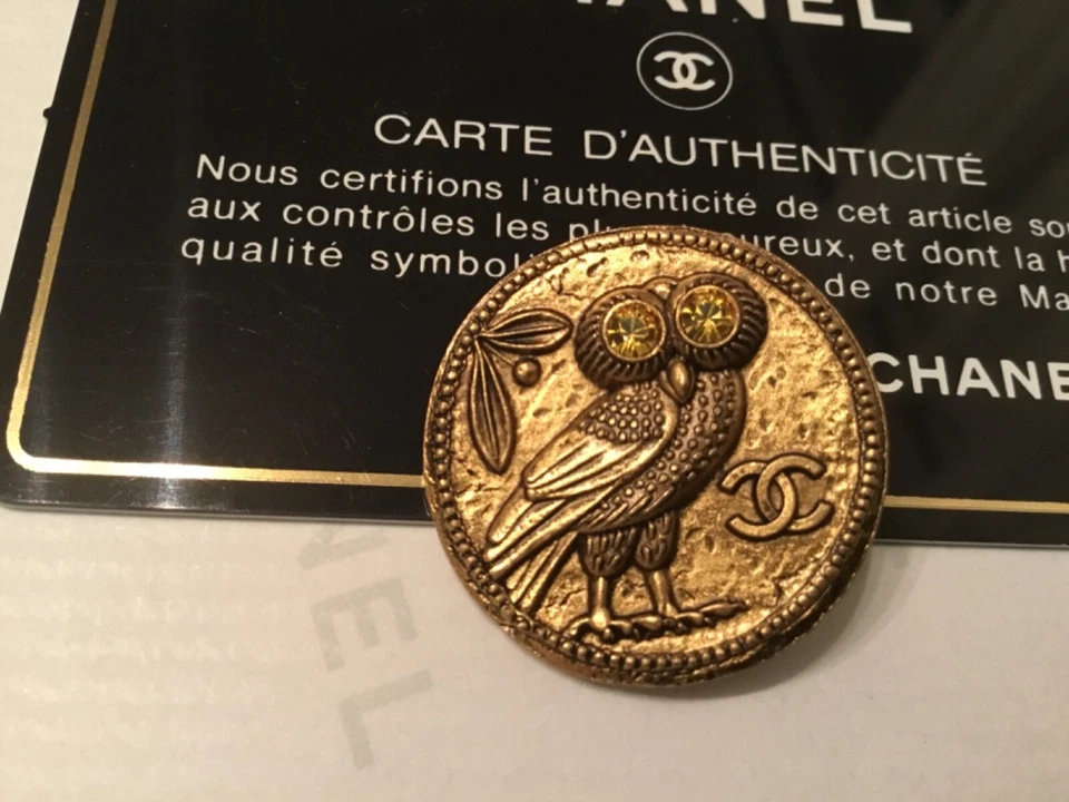 Chanel Knopf Eule mit Glasaugen, mit CC Logo, aus  Metall,  Größe ca. 26mm - Bild 3 von 4